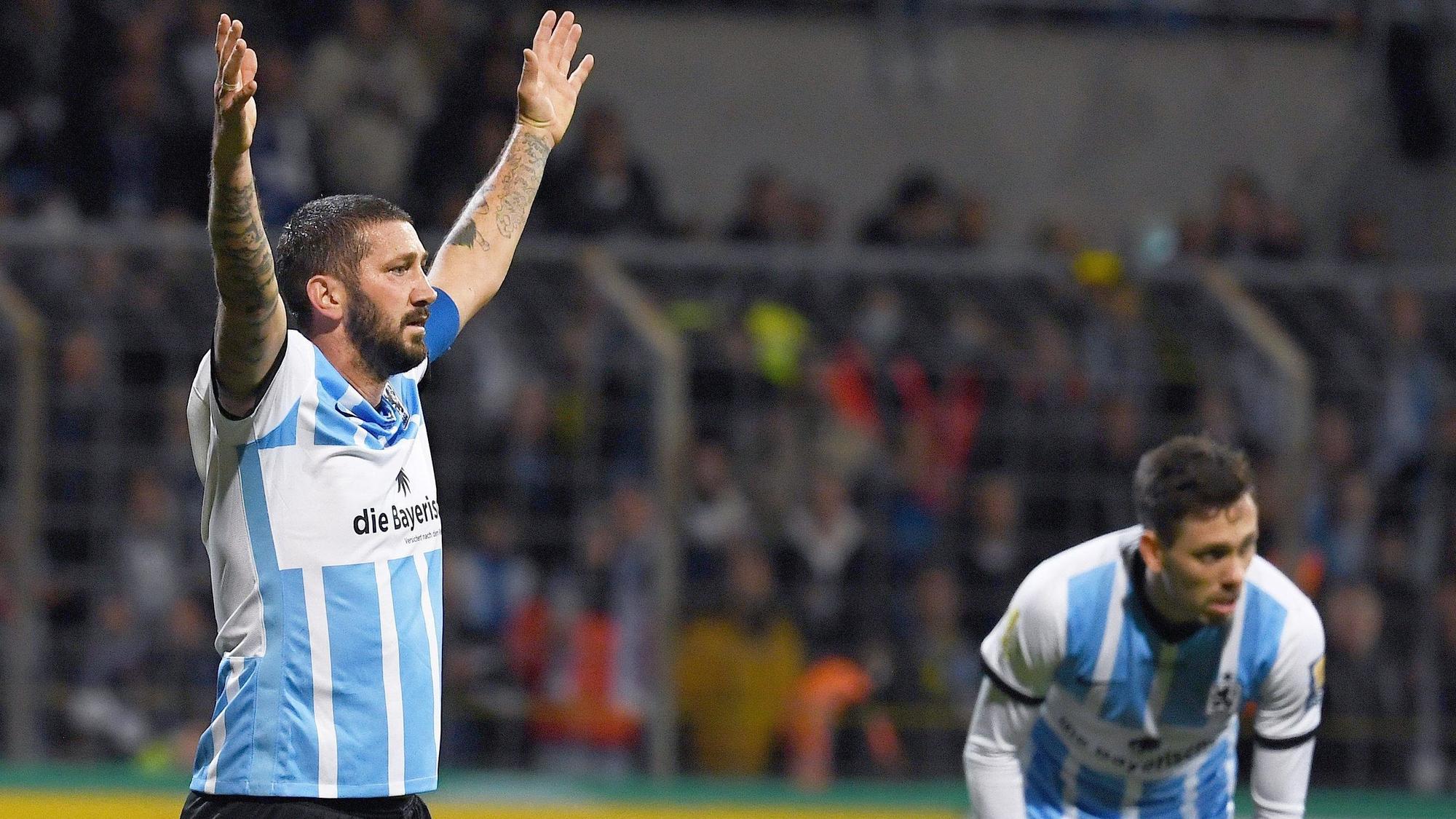 Sascha Mölders jubelt mit 1860 München im DFB-Pokal gegen Schalke 04.