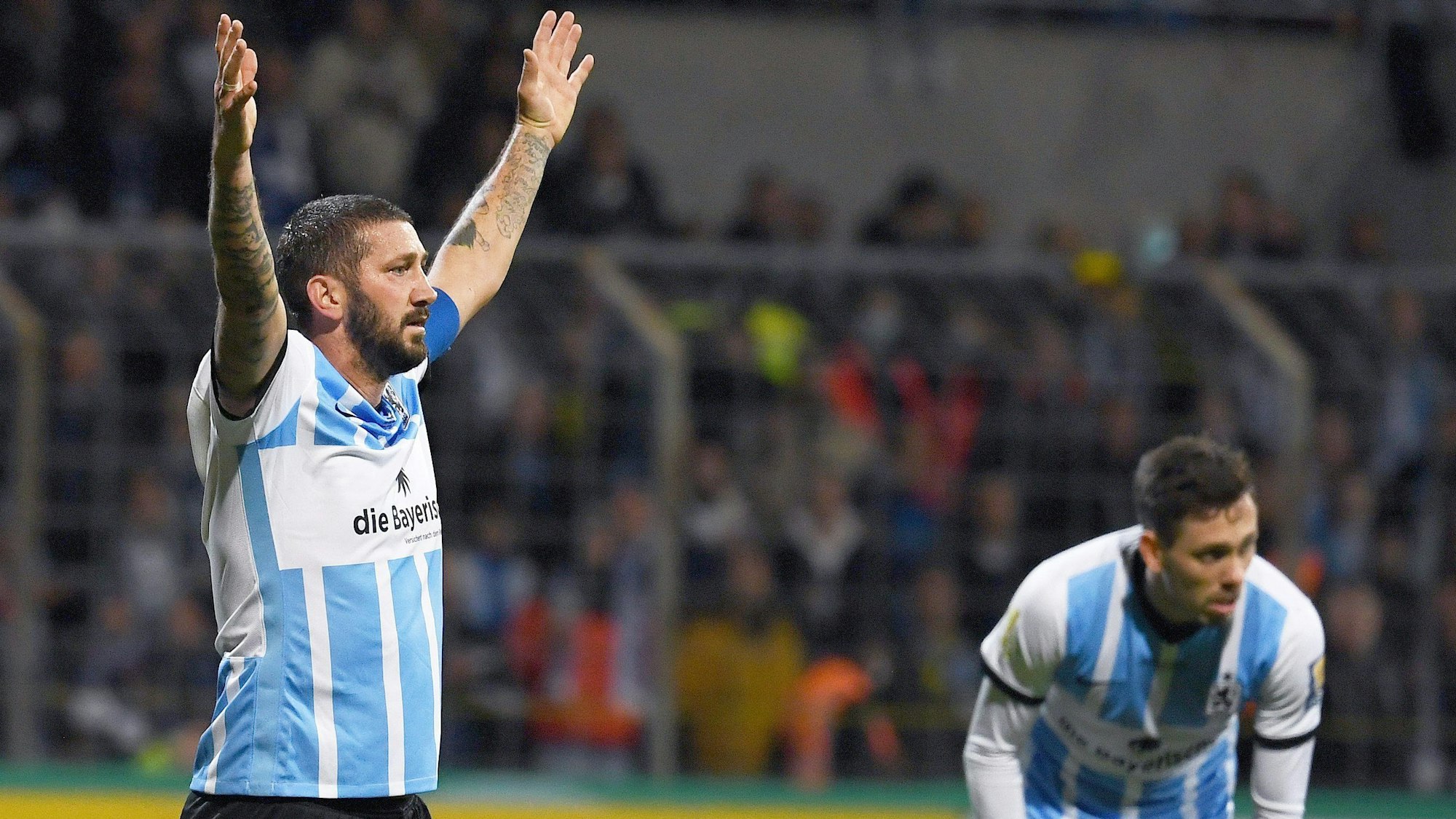 Sascha Mölders jubelt mit 1860 München im DFB-Pokal gegen Schalke 04.