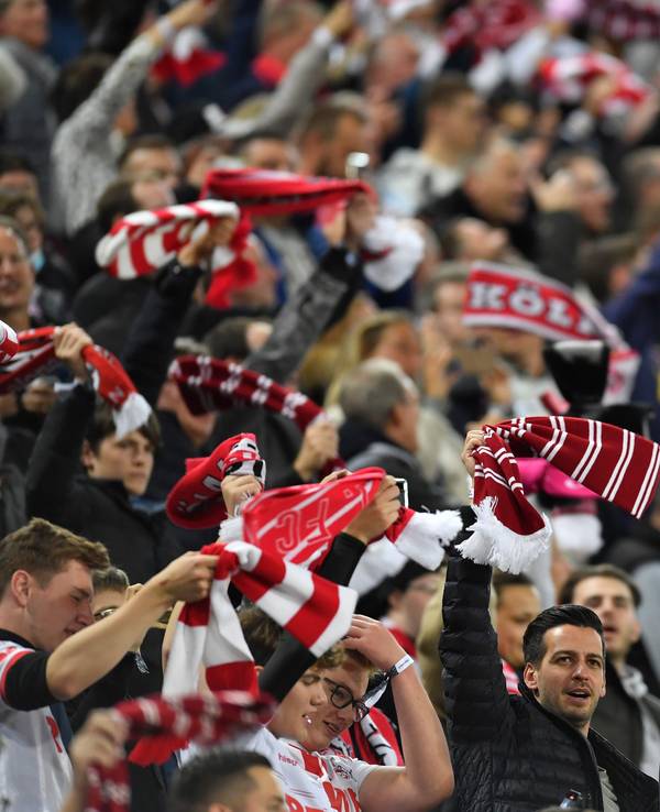 Bundesliga-Spiel 1. FC Köln gegen SpVgg Greuther Fürth: Kölner Fans schwenken ihre Schals.