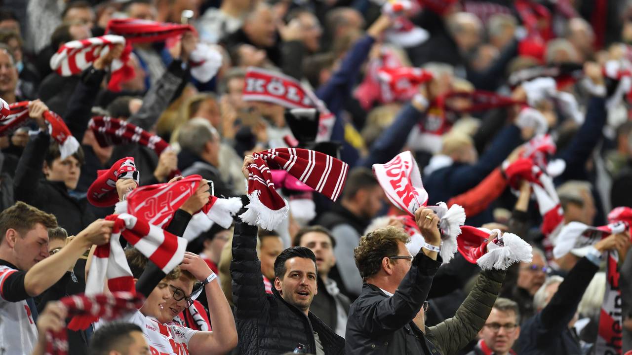 Bundesliga-Spiel 1. FC Köln gegen SpVgg Greuther Fürth: Kölner Fans schwenken ihre Schals.