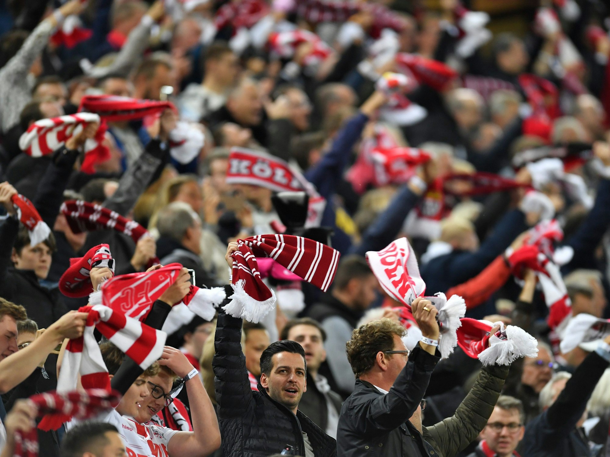 Bundesliga-Spiel 1. FC Köln gegen SpVgg Greuther Fürth: Kölner Fans schwenken ihre Schals.
