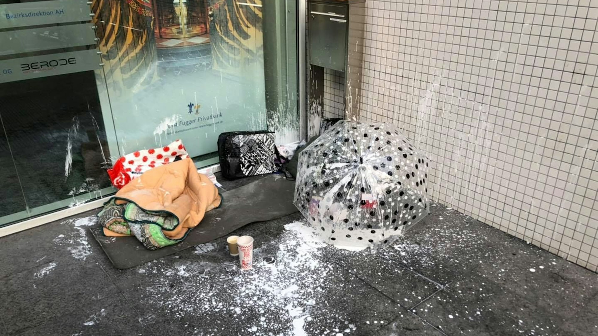 Habseligkeiten eines Obdachlosen wurde mit weißer Farbe überschüttet.
