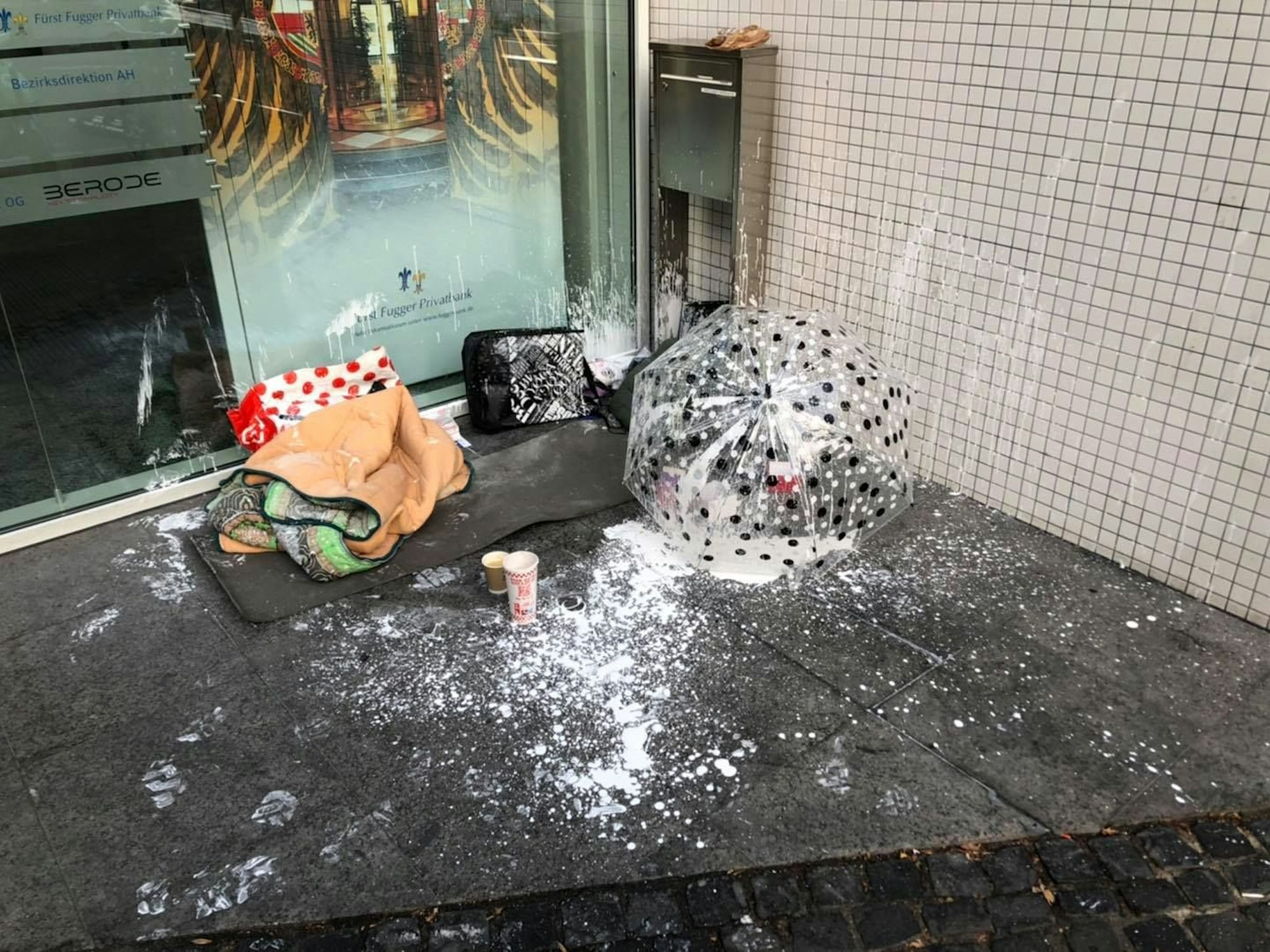 Ein Schlafplatz eines Obdachlosen wurde mit Farbe beschmiert.