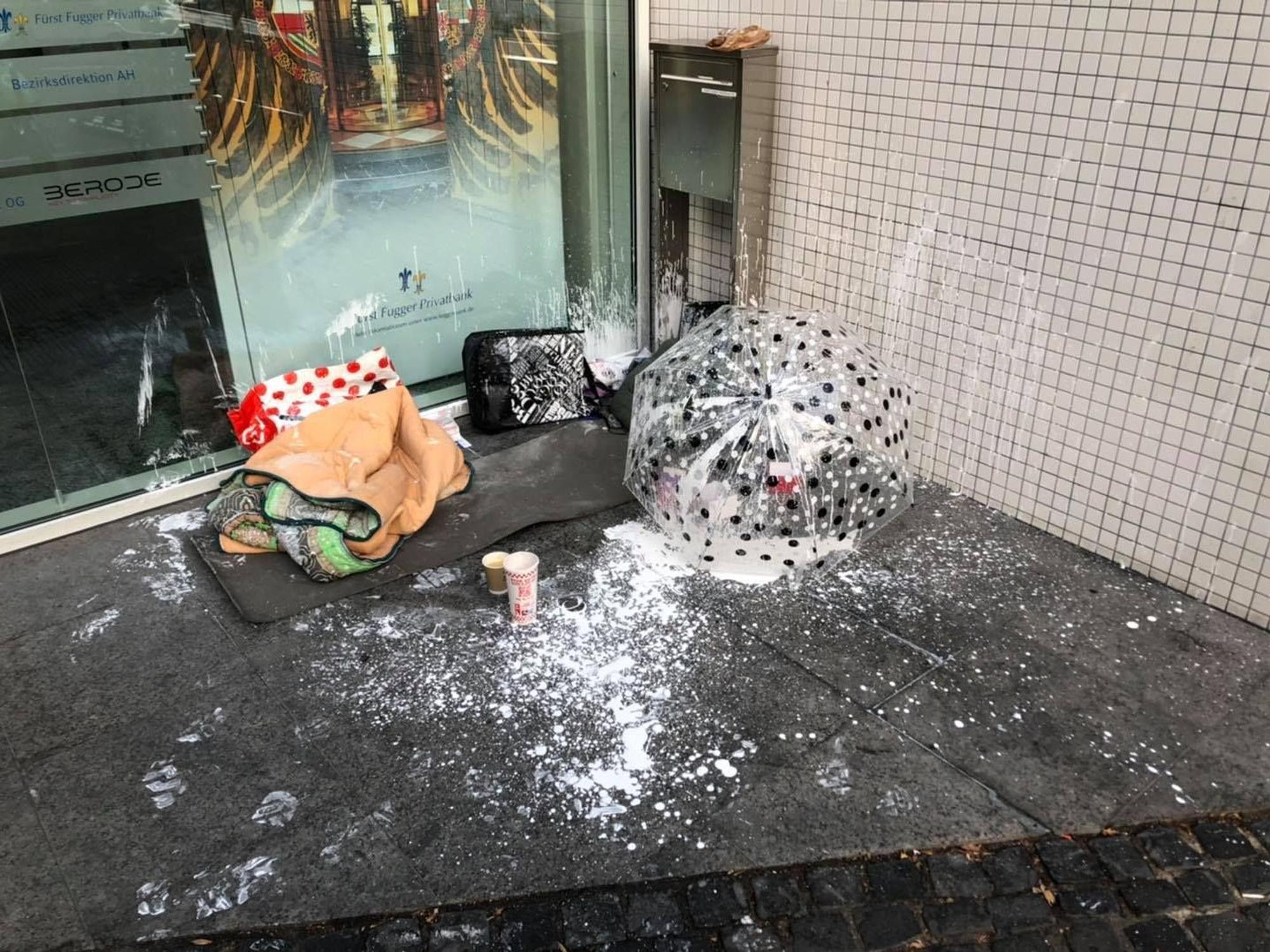 Ein Schlafplatz eines Obdachlosen wurde mit Farbe beschmiert.