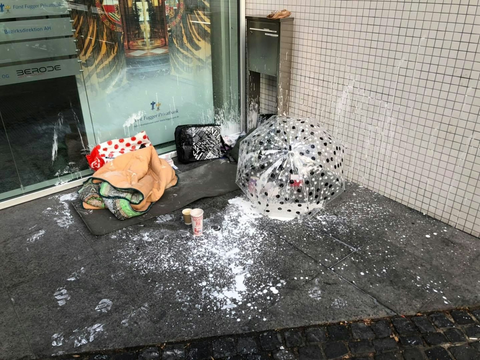 Ein Schlafplatz eines Obdachlosen wurde mit Farbe beschmiert.