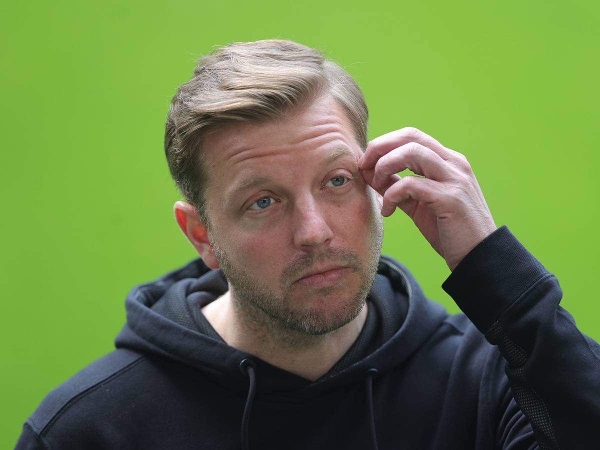 Bremens Ex-Trainer Florian Kohfeldt gibt vor Spielbeginn ein Statement ab.