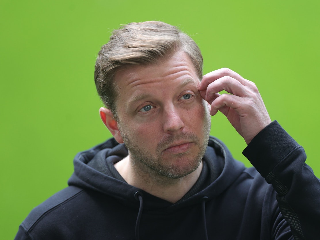 Bremens Ex-Trainer Florian Kohfeldt gibt vor Spielbeginn ein Statement ab.