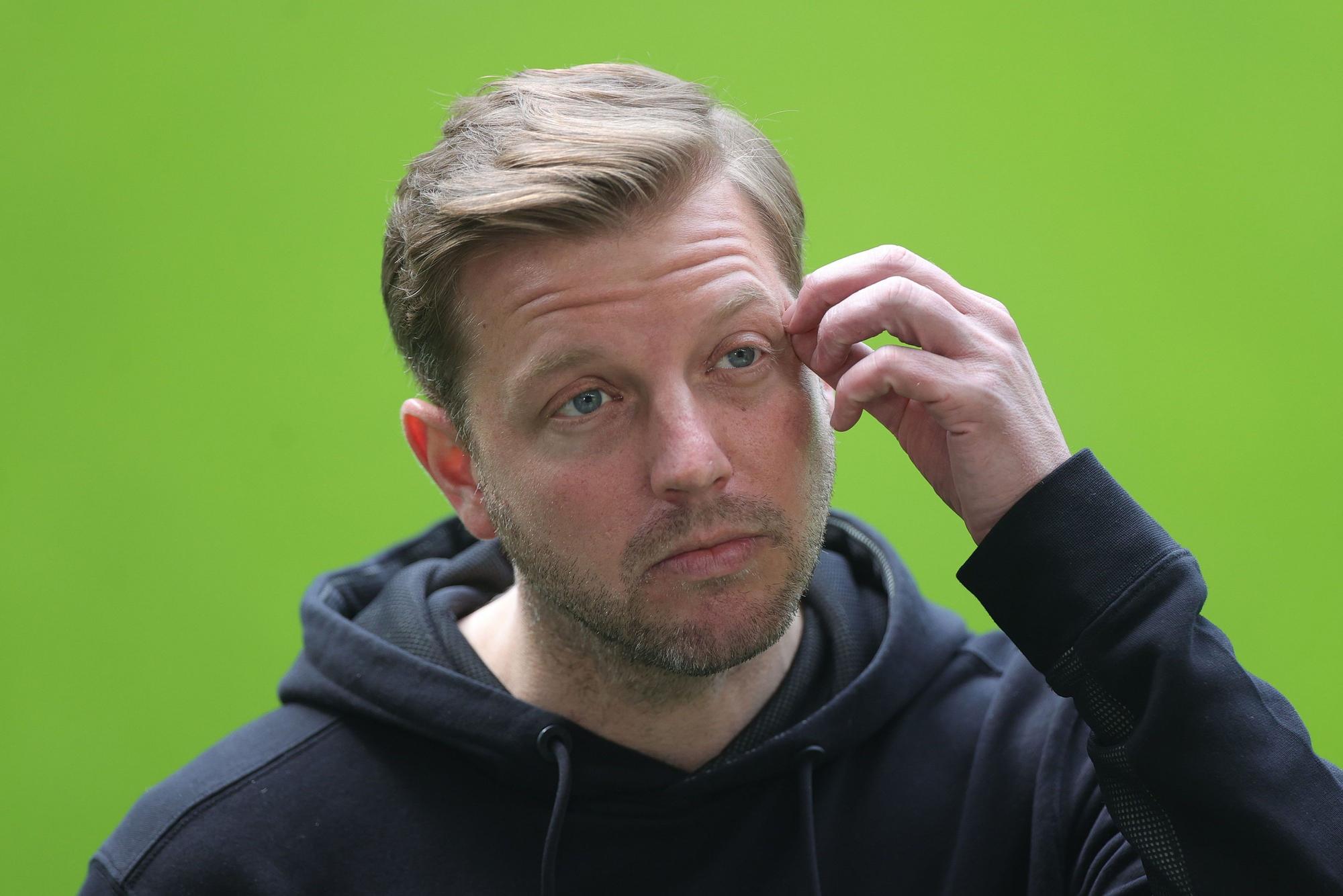 Bremens Ex-Trainer Florian Kohfeldt gibt vor Spielbeginn ein Statement ab.