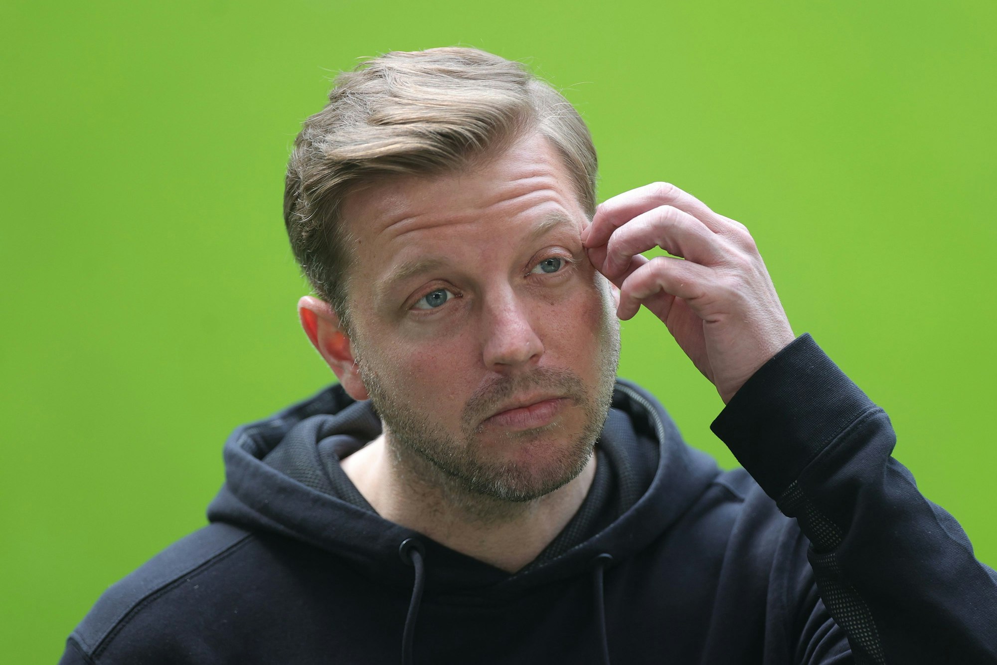 Bremens Ex-Trainer Florian Kohfeldt gibt vor Spielbeginn ein Statement ab.