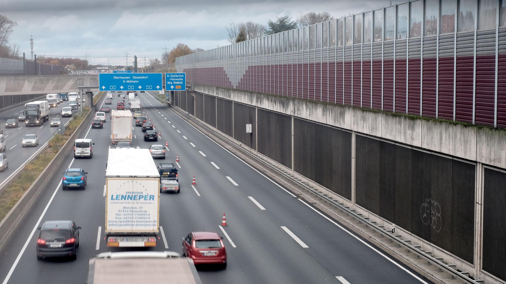 Stau auf der A3 bei Köln-Dellbrück