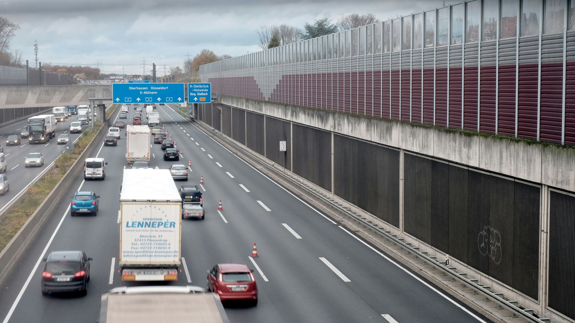 Stau auf der A3 bei Köln-Dellbrück