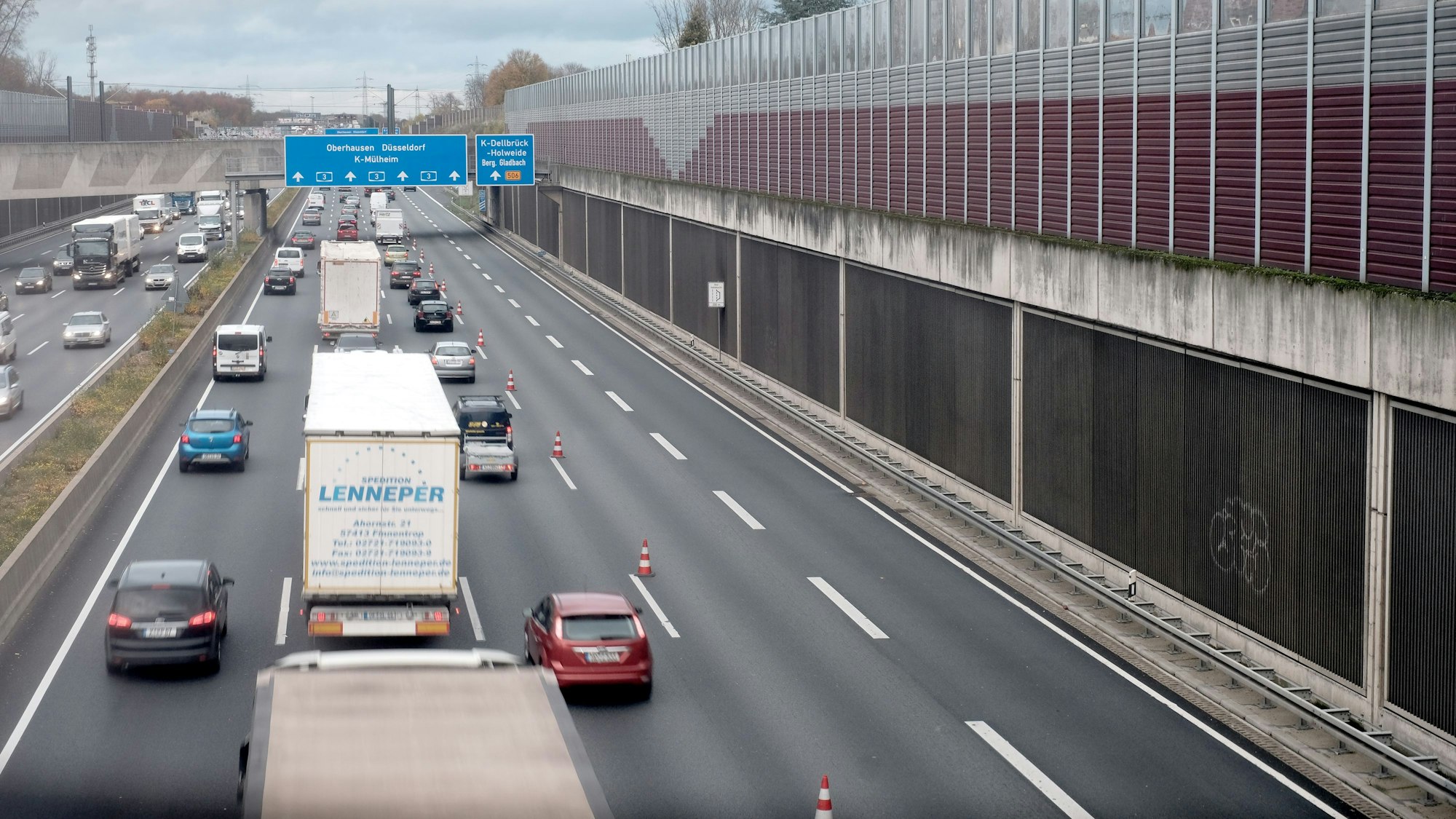 Autos und Lkw stehen an der Anschlussstelle Köln-Dellbrück (A3) im Stau.