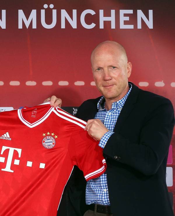 Sportvorstand Matthias Sammer präsentiert Mario Götze mit seinem Trikot.