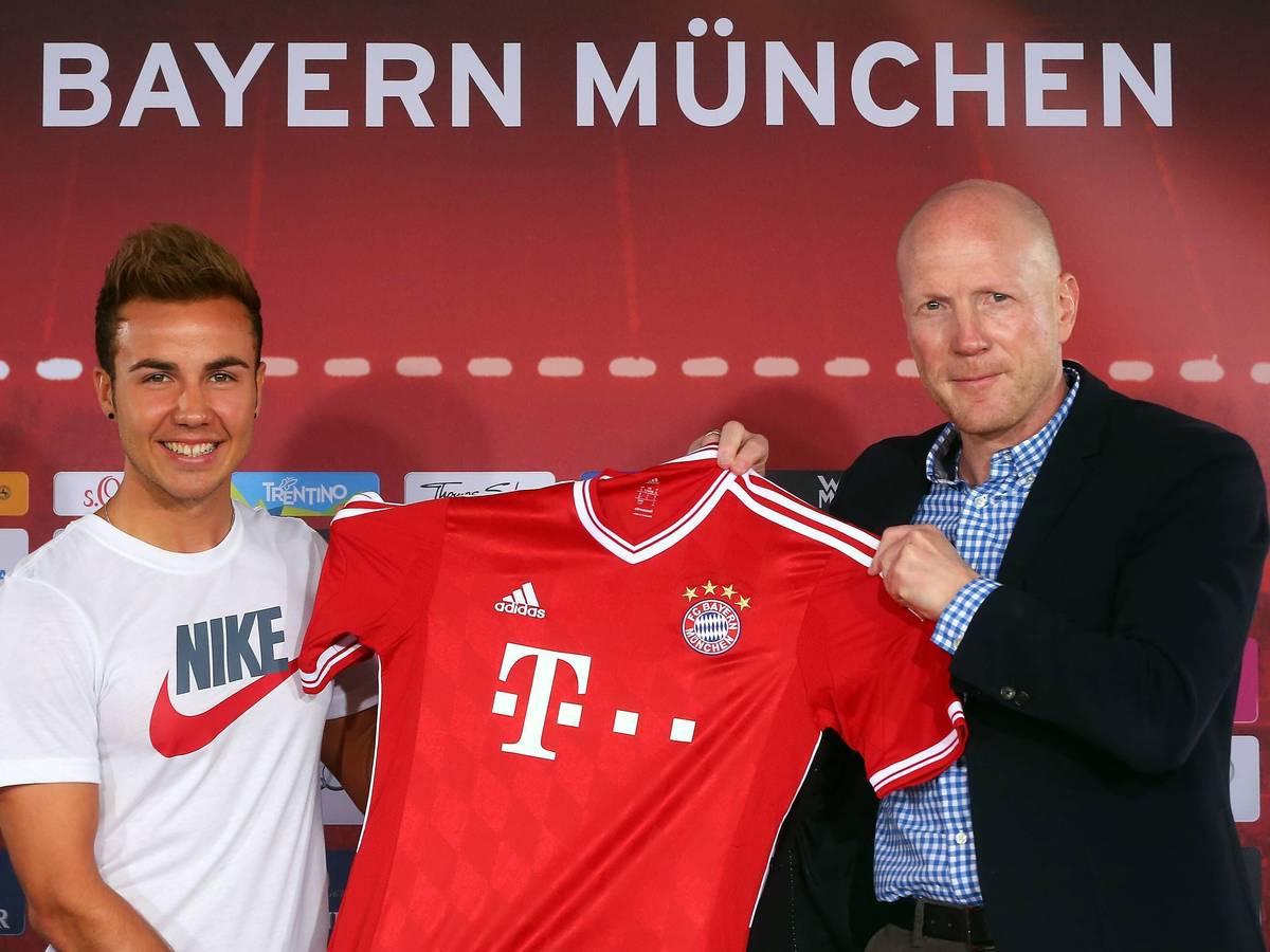 Sportvorstand Matthias Sammer präsentiert Mario Götze mit seinem Trikot.