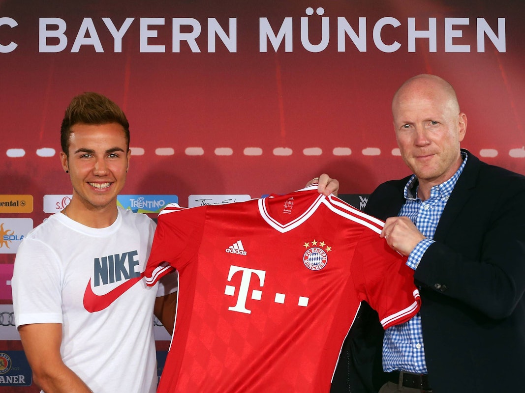 Sportvorstand Matthias Sammer präsentiert Mario Götze mit seinem Trikot.