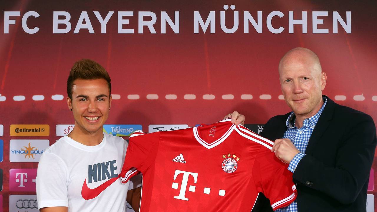 Sportvorstand Matthias Sammer präsentiert Mario Götze mit seinem Trikot.