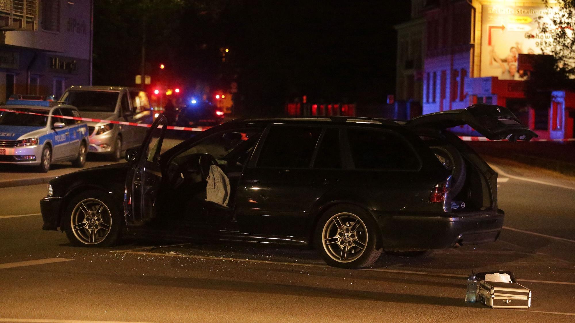 Das Fahrzeug des mutmaßlichen Täters steht am 6. Mai 2021 an einer Kreuzung in Gevelsberg.