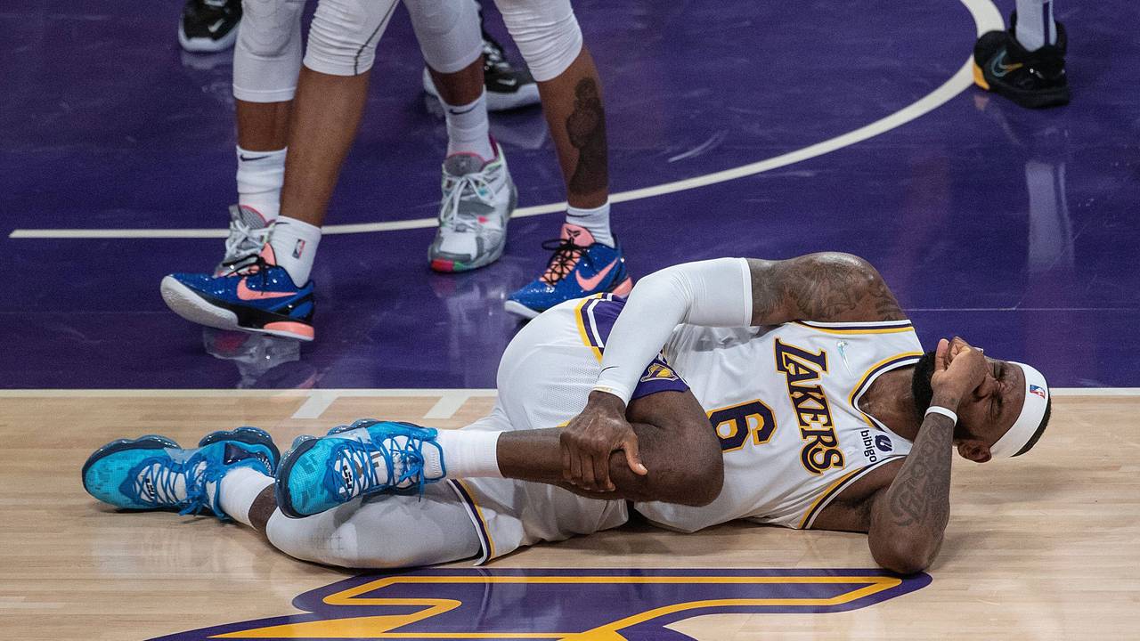 LeBron James fasst mit schmerzverzerrtem Gesicht an sein Bein.
