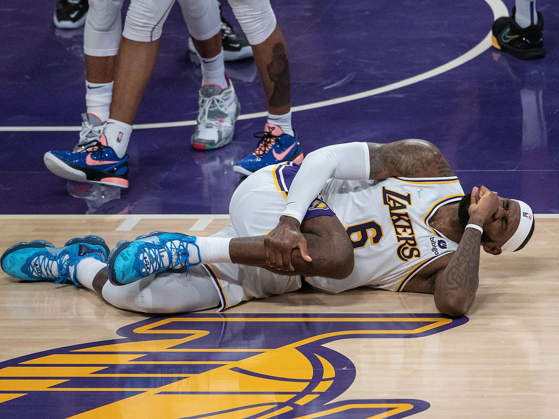 LeBron James fasst mit schmerzverzerrtem Gesicht an sein Bein.
