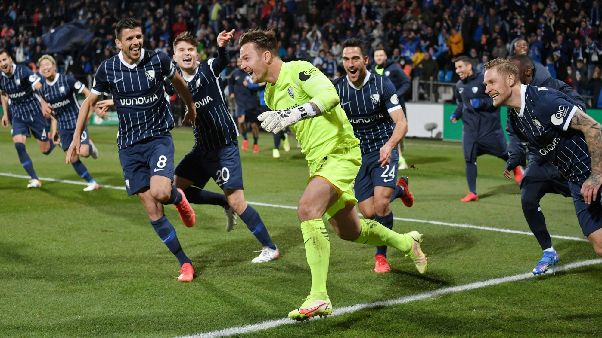 Bochums Keeper Manuel Riemann wird von seinen Kollegen gefeiert.