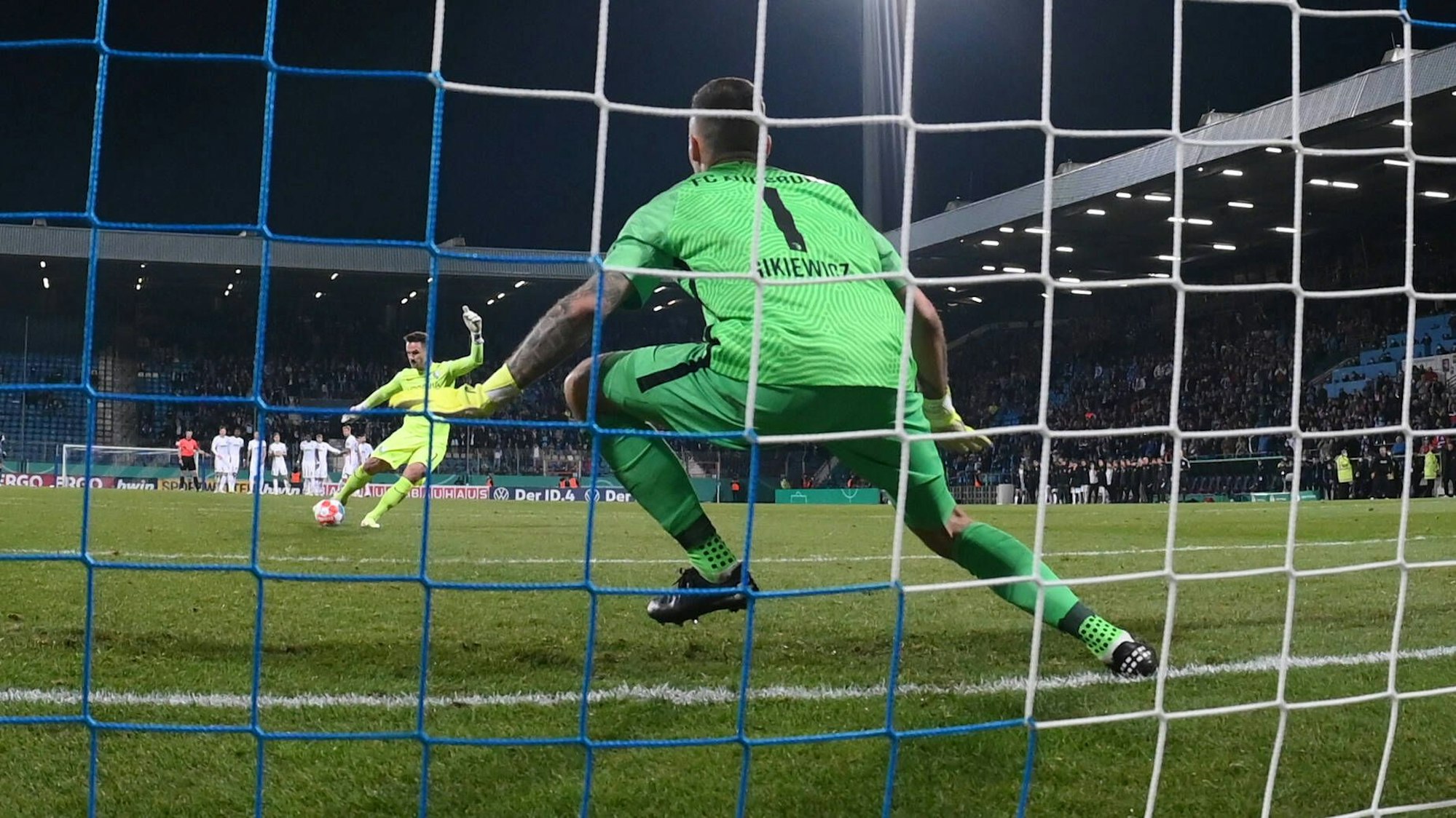 Bochums Torwart Manuel Riemann trifft vom Elfmeterpunkt.