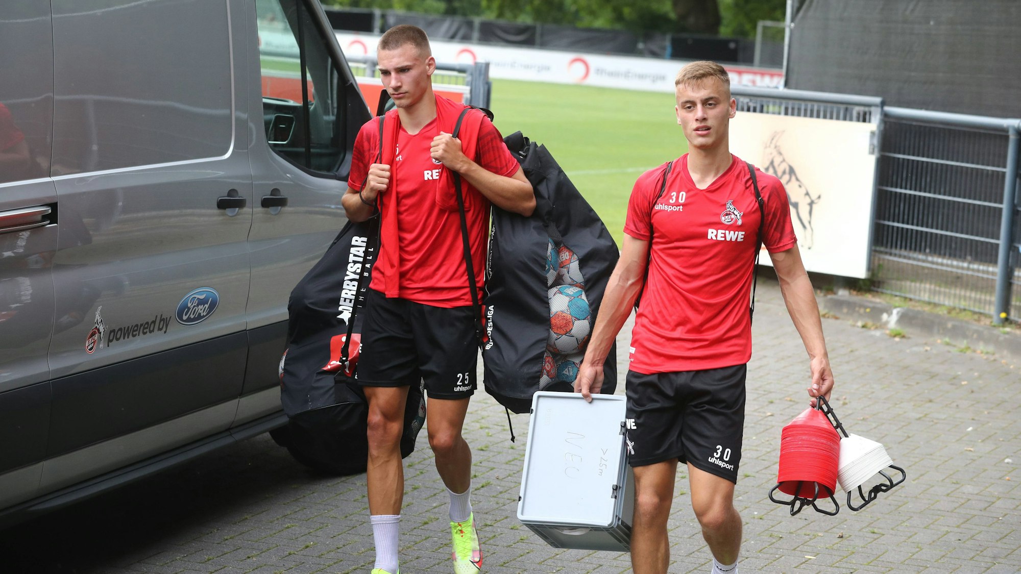 Marvin Obuz und Tim Lemperle schleppen Trainingsmaterialien – beim VfB Stuttgart werden sie hingegen versuchen, befreit aufzutreten.