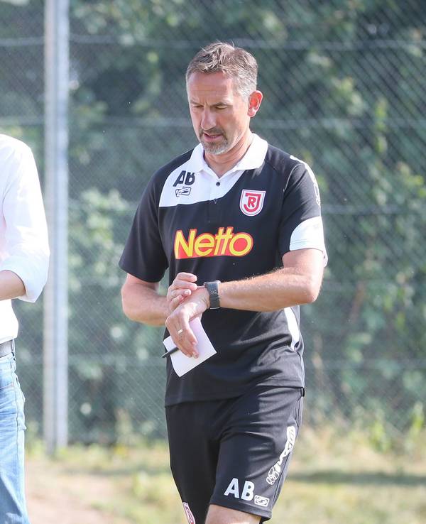 Christian Keller und Achim Beierlorzer bei einem Spiel des SSV Jahn Regensburg