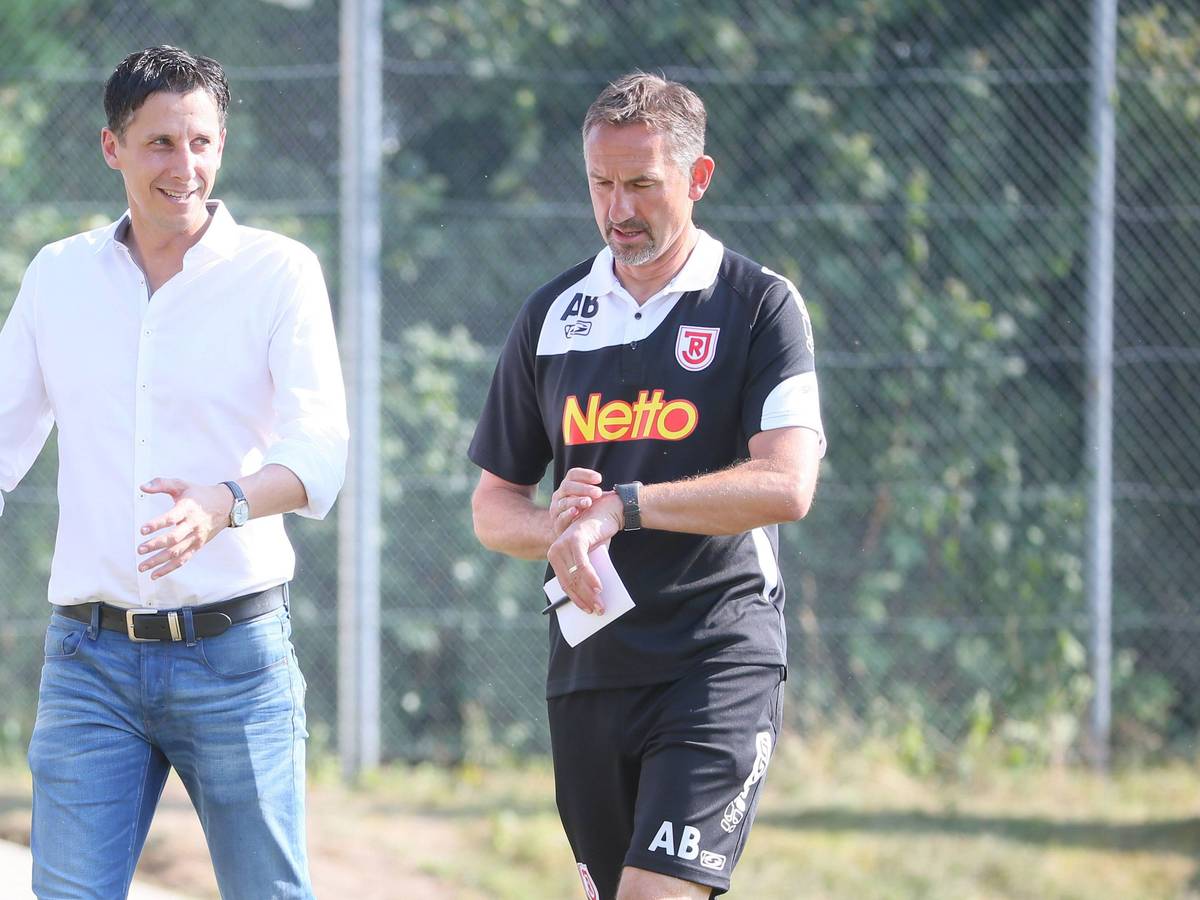 Christian Keller und Achim Beierlorzer bei einem Spiel des SSV Jahn Regensburg