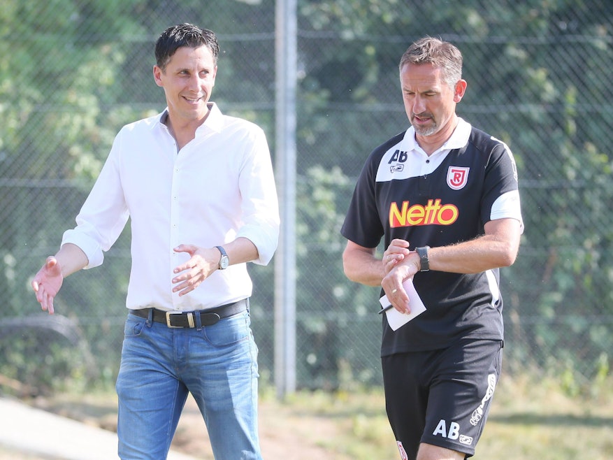 Christian Keller und Achim Beierlorzer bei einem Spiel des SSV Jahn Regensburg