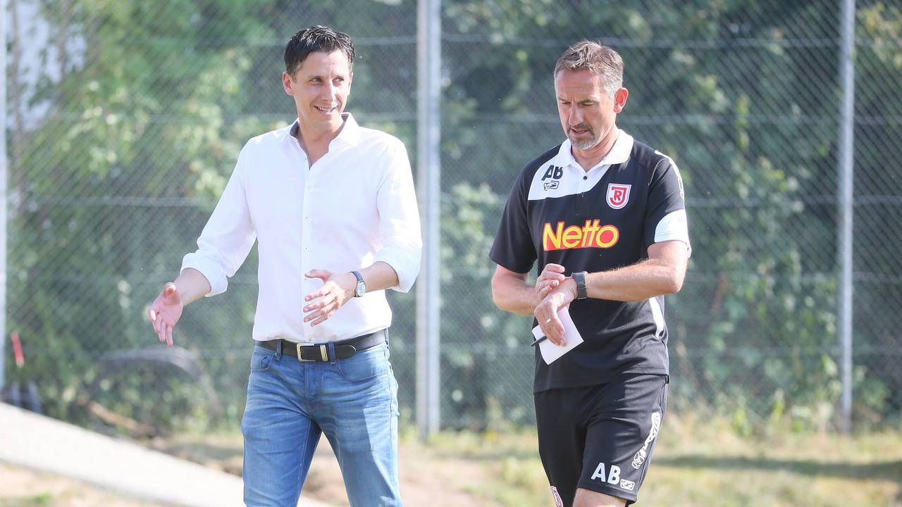 Christian Keller und Achim Beierlorzer bei einem Spiel des SSV Jahn Regensburg