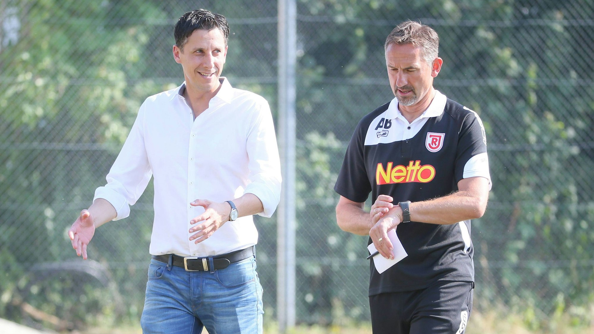 Christian Keller und Achim Beierlorzer bei einem Spiel des SSV Jahn Regensburg