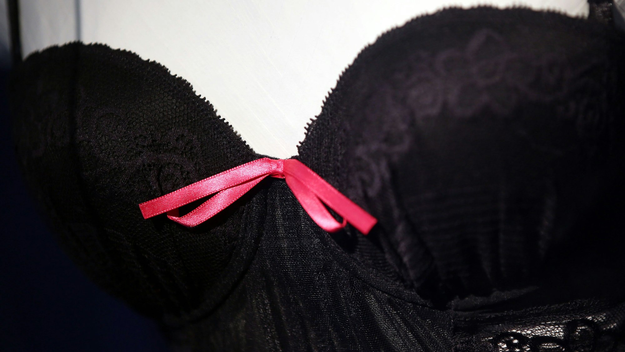 Ein Mann fordert die Unterwäsche, die er seiner Freundin gekauft hatte, nach der Trennung zurück. Er scheut nicht davor, auch rechtliche Schritte einzuleiten. Unser Symbolbild (aufgenommen am 7. April 2015) zeigt ein schwarzes Negligee mit roter Schleife.