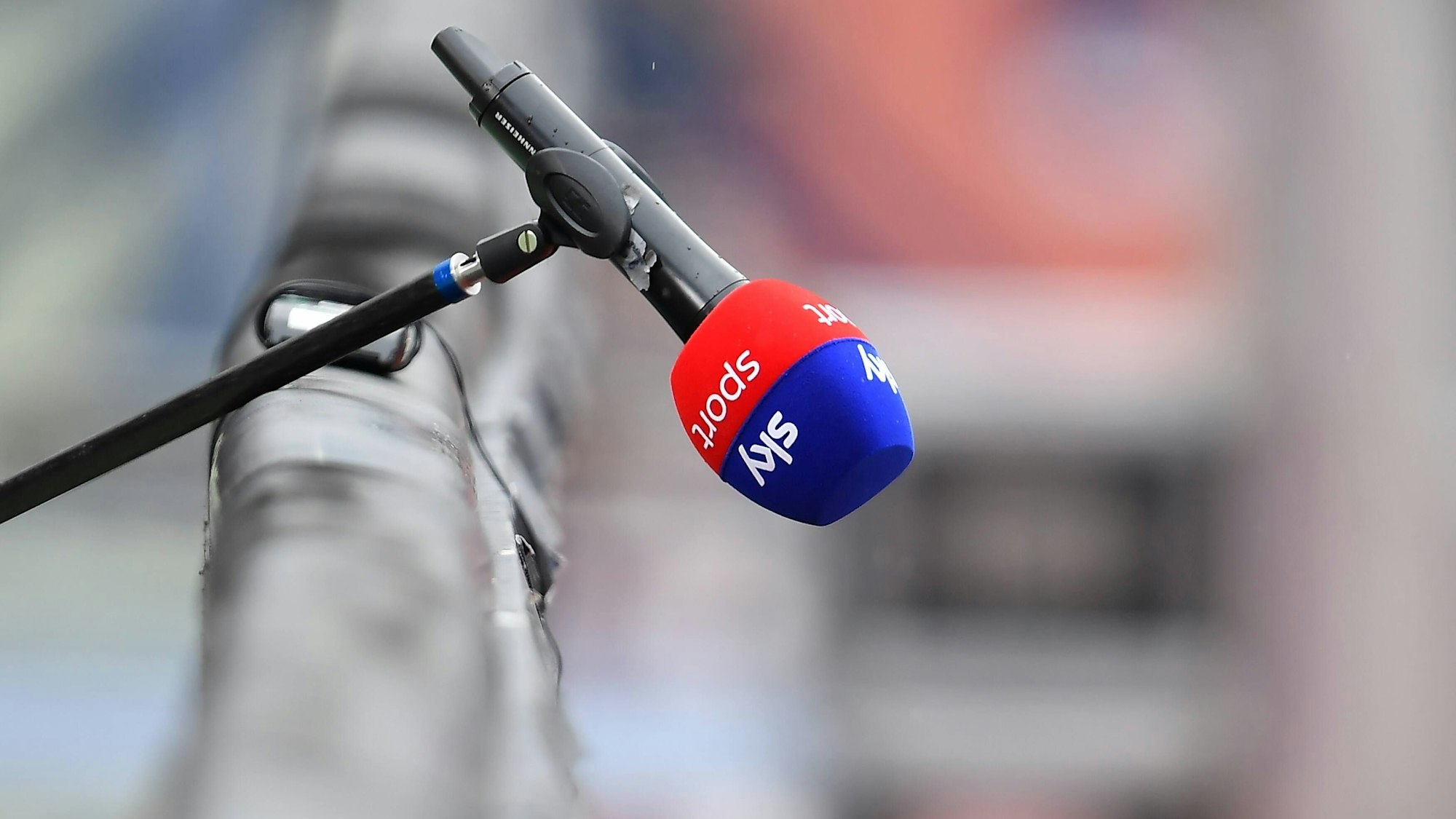 Ein Mikrofon von Sky bei der Zweitliga-Partie 1. FC Nürnberg gegen Karlsruher SC