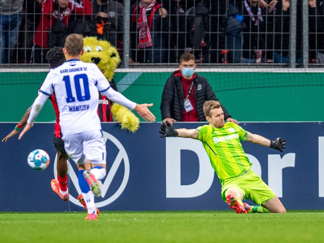 Leverkusens Torwart Lukas Hradecky kassiert das Tor zum 1:2.