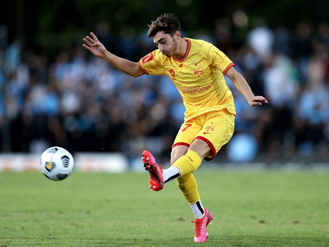 Josh Cavallo passt den Ball im Trikot von Adelaide United.