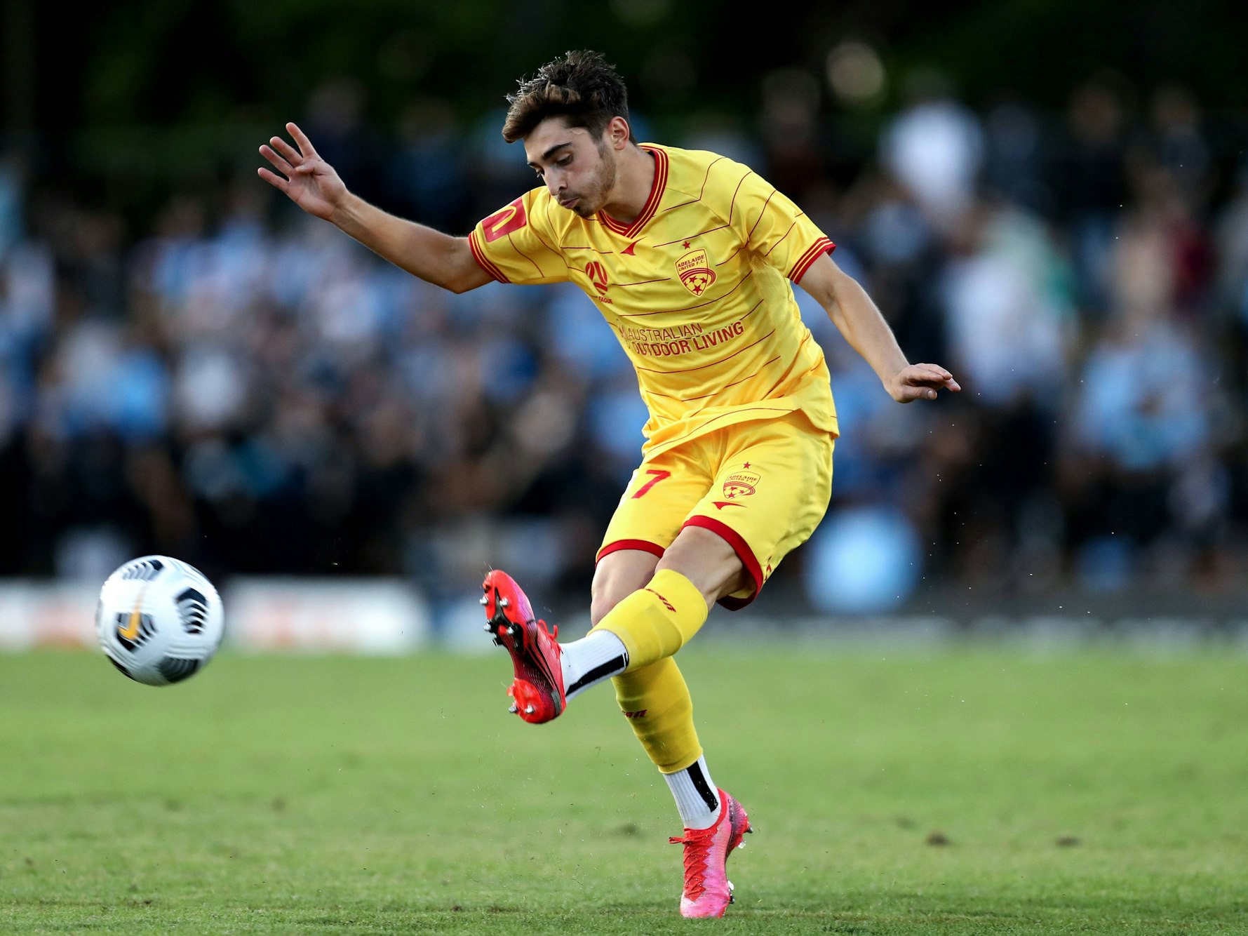 Der homosexuelle Josh Cavallo schießt den Ball.