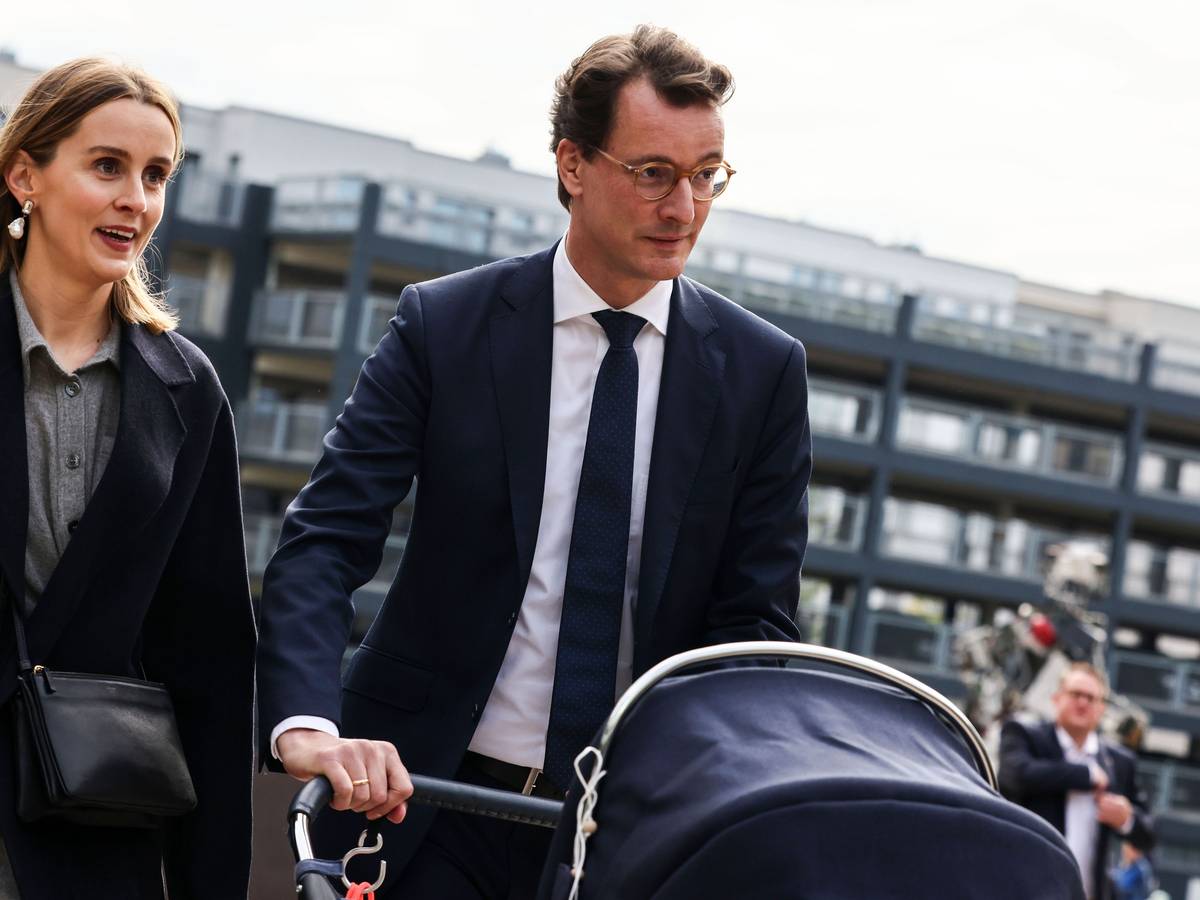 Hendrik Wüst kommt am Mittwoch (27. Oktober) mit Ehefrau Katharina und Tochter Philippa zum Landtag.