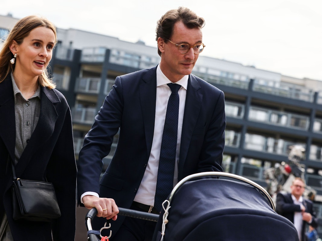 Hendrik Wüst kommt am Mittwoch (27. Oktober) mit Ehefrau Katharina und Tochter Philippa zum Landtag.