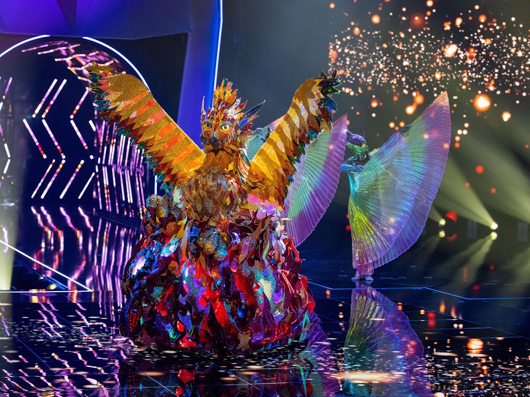 Der Phönix steht in der ProSieben-Show „The Masked Singer“ im Oktober 2021 auf der Bühne.