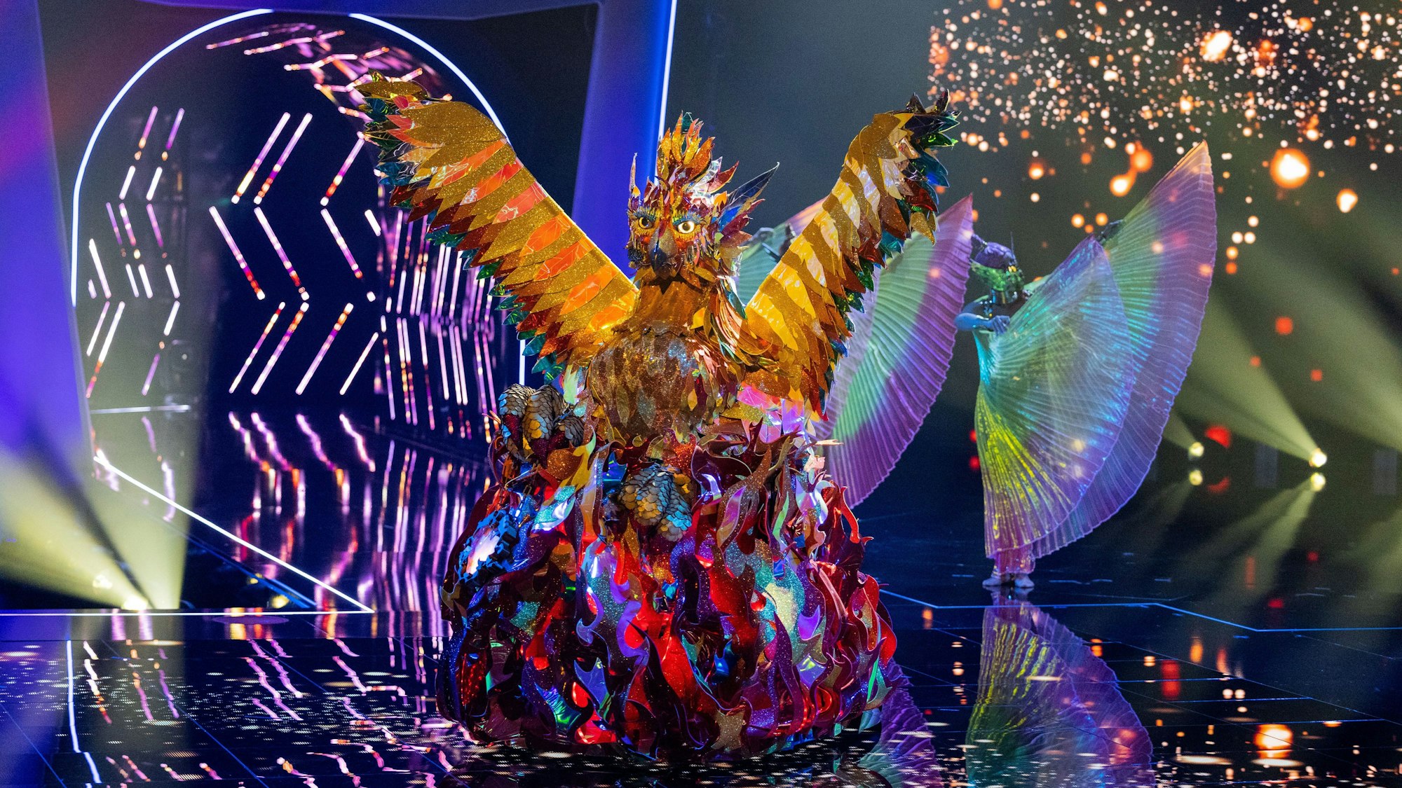 Der Phönix steht in der ProSieben-Show „The Masked Singer“ im Oktober 2021 auf der Bühne.