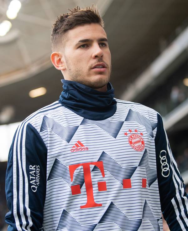 Münchens Lucas Hernandez läuft vor dem Spiel zur Auswechselbank.