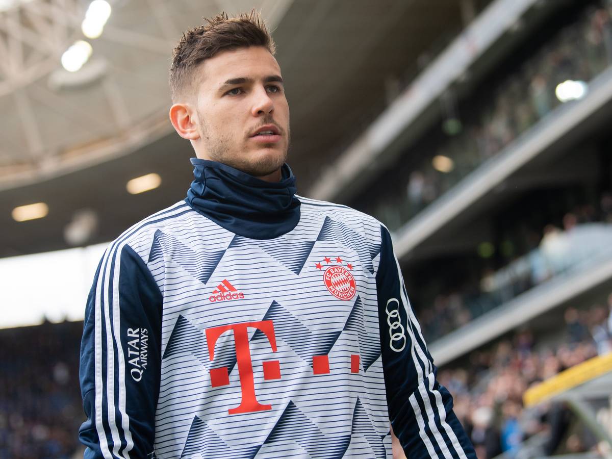 Münchens Lucas Hernandez läuft vor dem Spiel zur Auswechselbank.