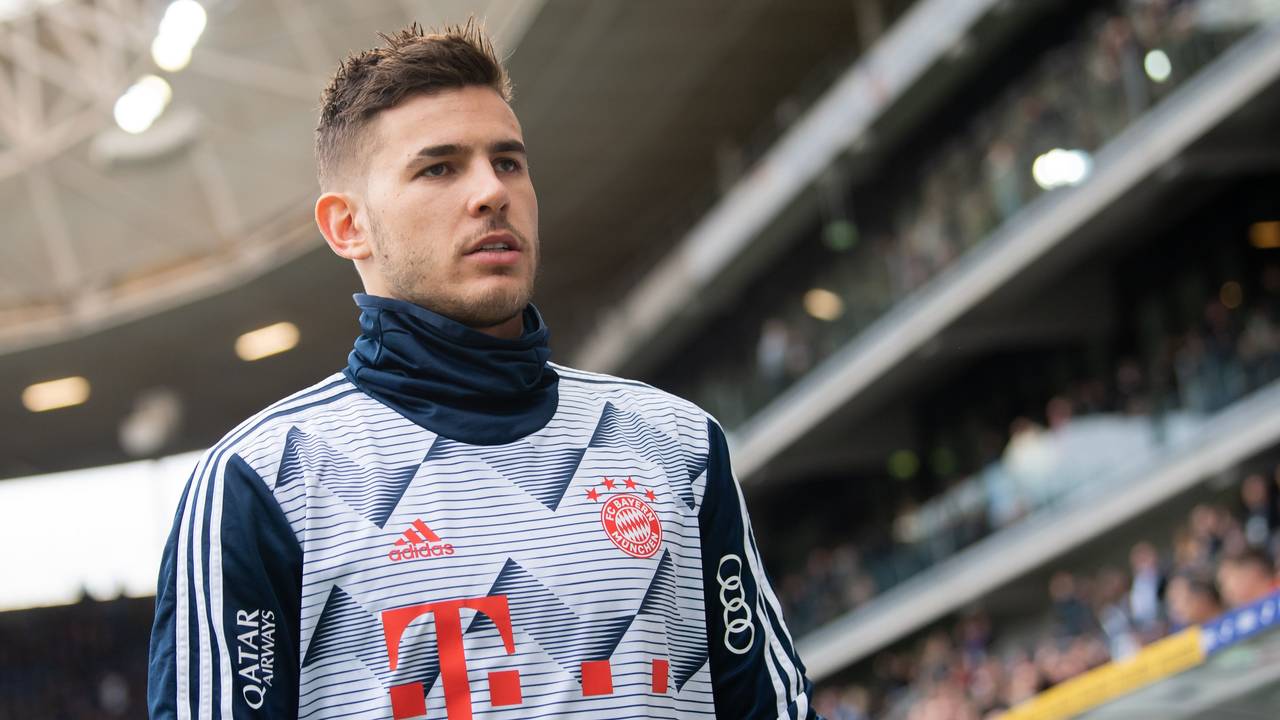 Münchens Lucas Hernandez läuft vor dem Spiel zur Auswechselbank.