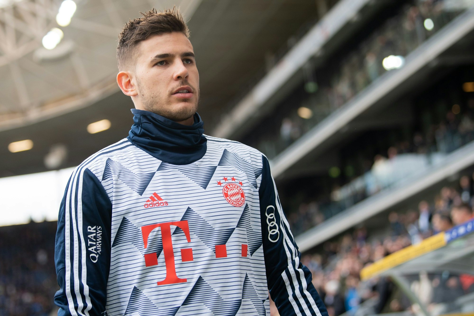 Münchens Lucas Hernandez läuft vor dem Spiel zur Auswechselbank.