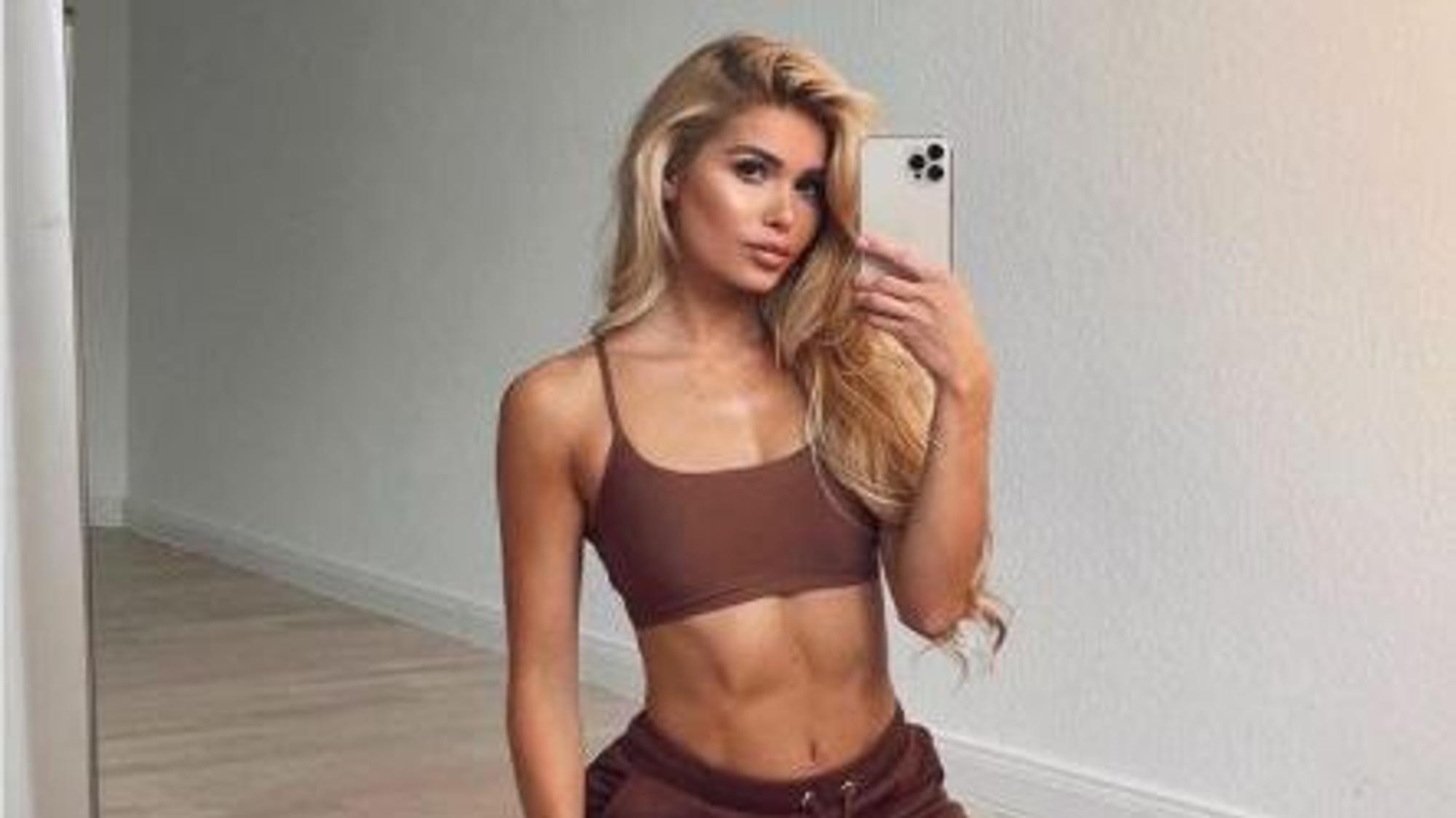 Influencerin Pamela Reif fotografiert sich selbst im Spiegel und postete dieses Foto am 17. Oktober 2021 auf ihrem Instagram-Kanal.