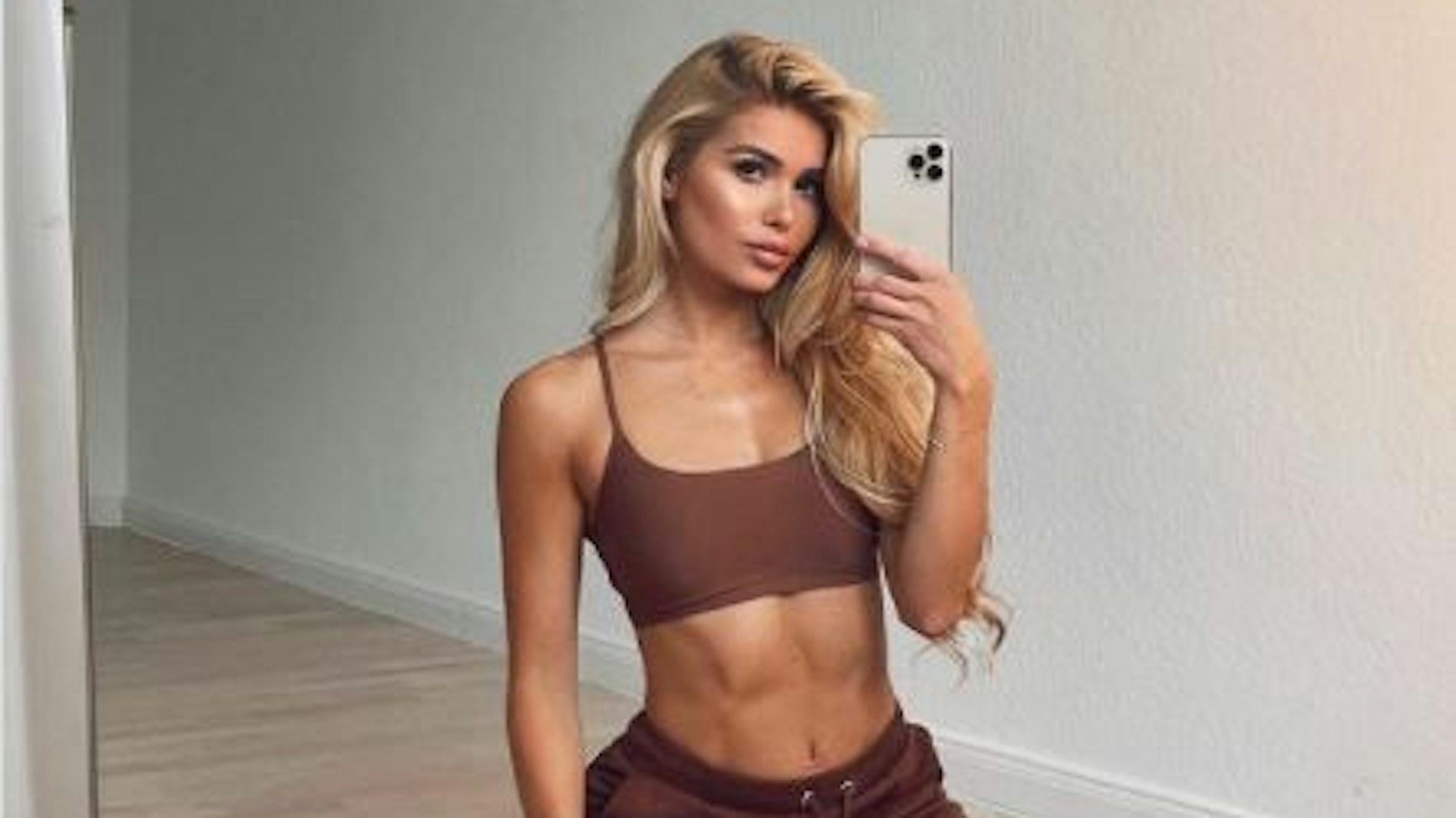 Influencerin Pamela Reif fotografiert sich selbst im Spiegel und postete dieses Foto am 17. Oktober 2021 auf ihrem Instagram-Kanal.