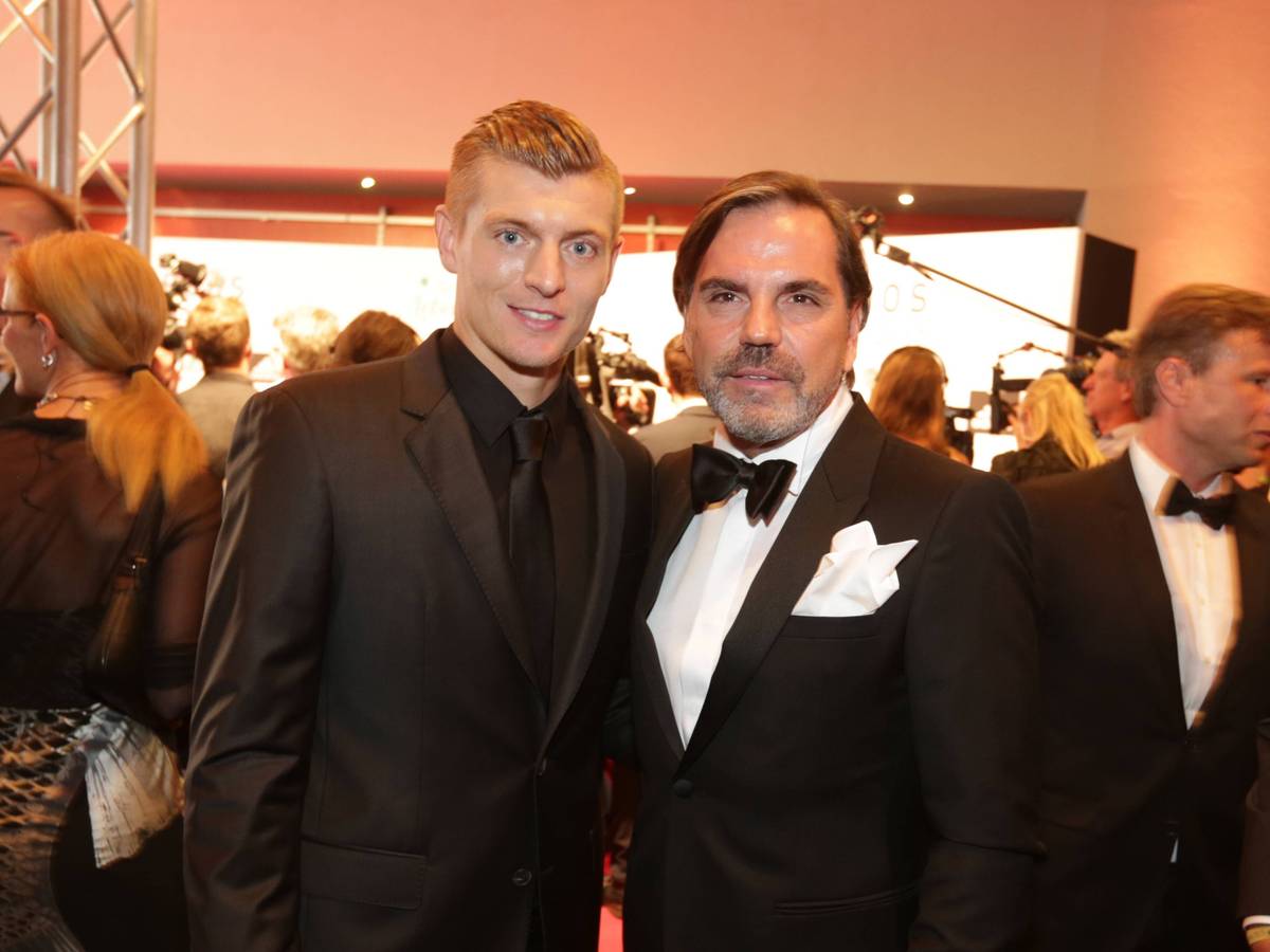 Toni Kroos posiert zusammen mit Volker Struth.