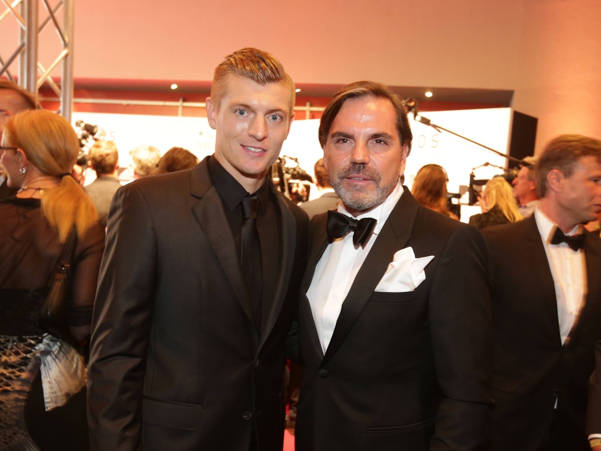 Toni Kroos posiert zusammen mit Volker Struth.