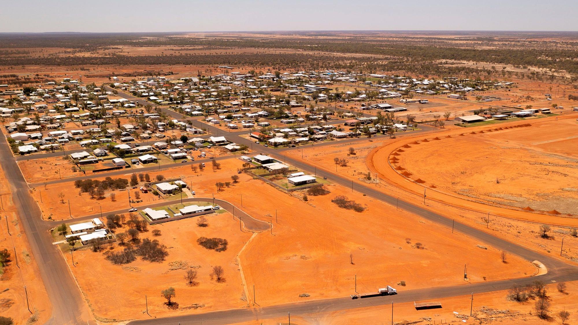 Australiens Dorf Quilpie stellt Gratis-Land zur Verfügung, um mehr Arbeitskräfte anzulocken. Mit der folgenden riesigen Anfragewelle hat keiner gerechnet. Auf dem Foto (aufgenommen am 2. Oktober 2021) sieht man das Outback-Dorf Quilpie in Australien von oben.