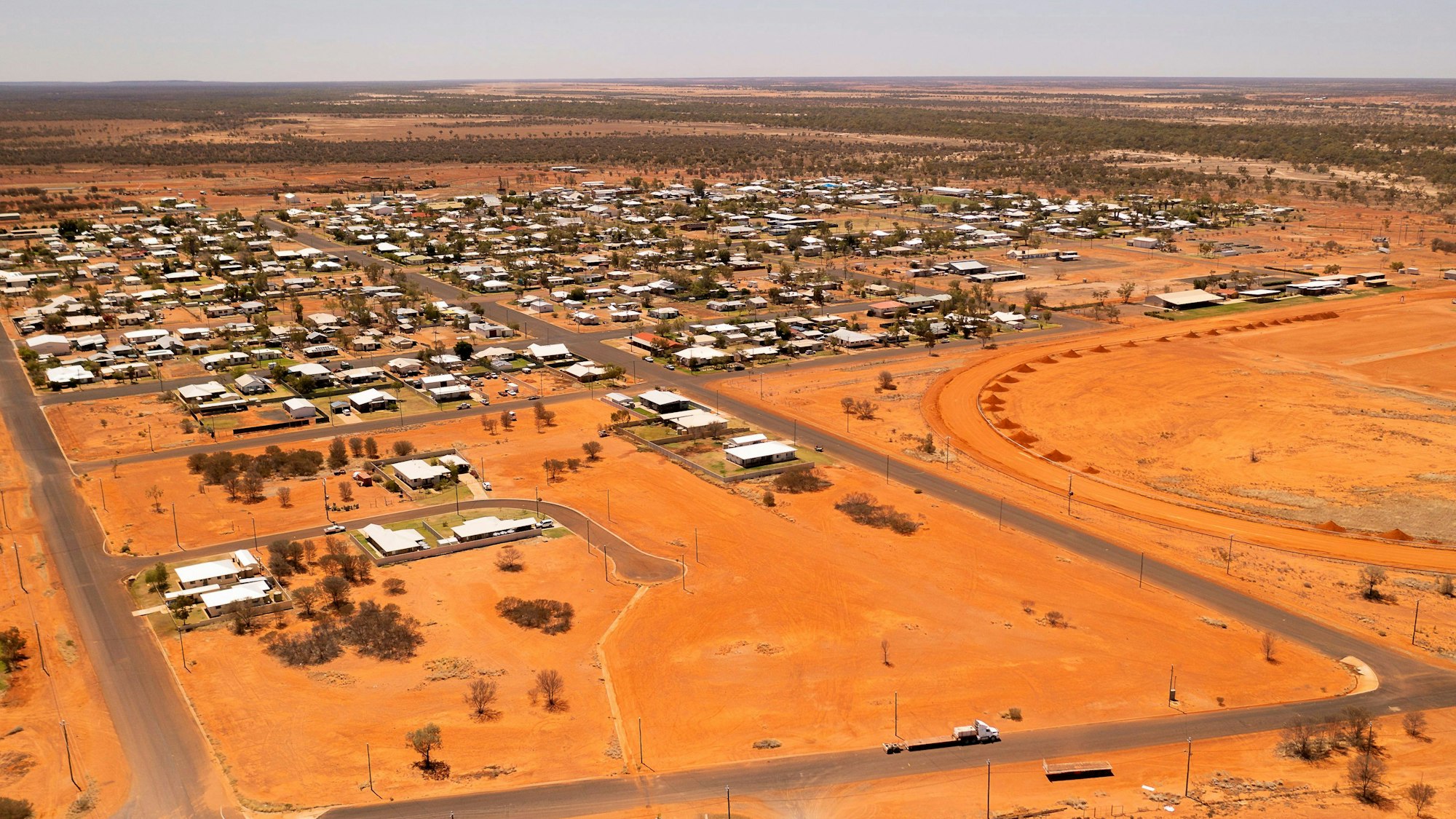 Australiens Dorf Quilpie stellt Gratis-Land zur Verfügung, um mehr Arbeitskräfte anzulocken. Mit der folgenden riesigen Anfragewelle hat keiner gerechnet. Auf dem Foto (aufgenommen am 2. Oktober 2021) sieht man das Outback-Dorf Quilpie in Australien von oben.